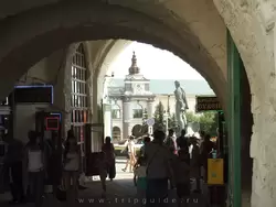 Вид на площадь 1 мая через Спасские ворота
