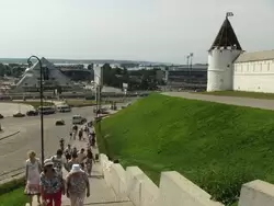 Вид на Волгу и «Пирамиду» от кремля