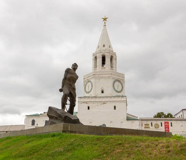 Казанский кремль, Площадь 1 мая и памятник Мусе Джалилю