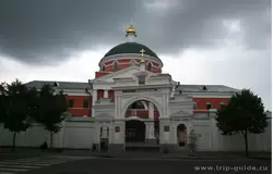 Крестовоздвиженский собор в Казани — здесь находится икона Казанской божией матери