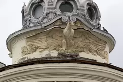 Орёл под башенкой Дома Ушковой