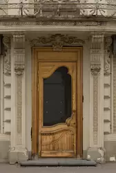 Входная дверь Дома Ушковой