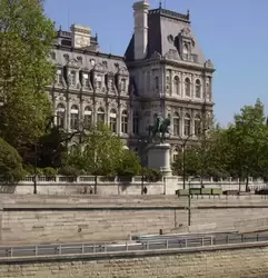 Отель-де-Виль — Мэрия Парижа и памятник Этьену Марселю