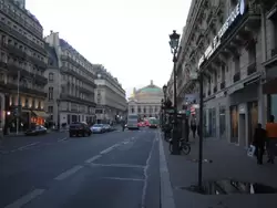 Улица Парижа, в конце улицы Grand Opera
