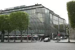 Торговый центр Publicis Drugstore на улице Елисейские поля в Париже