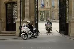Кортеж на мотоциклах выезжает из Елисейского дворца