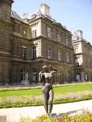 Скульптура «Женщина-яблоко» (La femme aux pommes), скульптор Жан Терзиефф 
