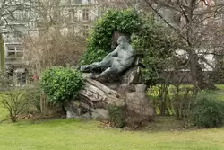 Скульптура Геркулеса в Люксенбургском саду Парижа
