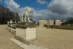 Скульптура льва — Люксенбургский сад в Париже