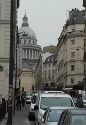Улица Карм и купол Пантеона в Париже