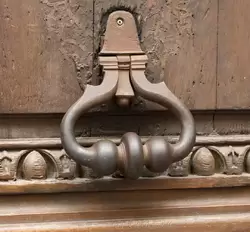 Чугунная ручка на двери