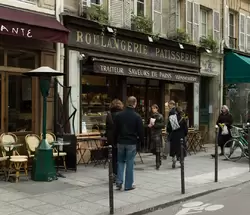 Очень хорошая булочная в Париже (есть сытные багеты, пирожные и многое другое)