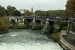Мост Палатино и Ponte rotto (сломанный мост) — остатки самого старого римского моста 1 века