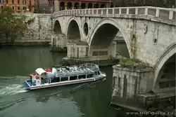 Прогулочный кораблик под мостом Систо в Риме