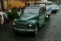 На улицах часто встречаются старинный автомобили