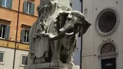 Слоник Бернини под стелой
