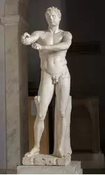 «Апоксиомен» Лисиппа — изображает атлета, счищающего с себя скребком песок после соревнований, примерно 320 г до н.э.