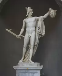 «Персей» Антонио Кановы — держит в левой руке голову Медузы Горгоны, а в правой — искривлённый меч, которым он только что ее отсек