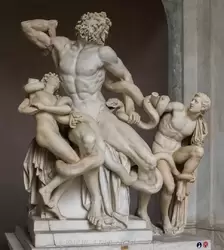 Лакоон — скульптура греческих мастеров Агесандра, Полиодора и Атенодора изображает троянского жреца Лакоона с двумя сыновьями, обвитого змеями