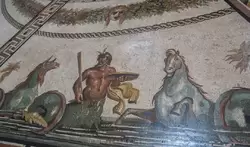 Круглый зал — мозаика III века с изображением тритонов, нереид и морских чудовищ