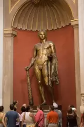 «Геракл Мастаи» — позолоченная бронзовая скульптура была установлена на театре Помпея недалеко от Кампо-де-Фьори, но рухнула из-за удара молнии, датируется 1-3 веками