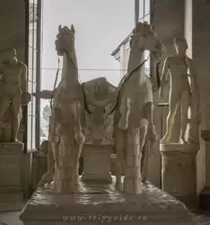 Мраморная колесница выполнена скульптором Антонио Францони в 1788 г., который использовал в работе античные элементы — кузов и торс лошади