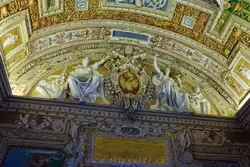 Надпись «ITALIA REGIO TOTIUS ORBIS NOBILISSIMA» — «Италия самая благородная страна на свете» папы Григория, посвящена открытию Галереи географических карт