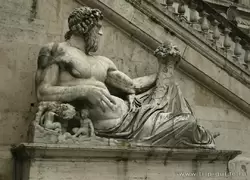 Скульптуры у Капитолийского дворца