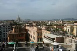 Вид с Испанской лестницы на Рим