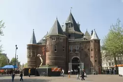 Ваг (<span lang=nl>Waag</span>) — бывшие ворота крепостной стены, помещения для взвешивания товаров