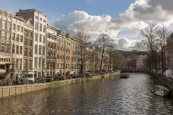 Золотой изгиб в Амстердаме — здесь стоят самые богатые дома в Амстердаме — на канале Херенграхт (<span lang=nl>Herengracht</span>) от улицы Ляйдсестрат (<span lang=nl>Leidsestraat</span>) до Вяйзелстрат  (<span lang=nl>Vijzelstraat</span>)