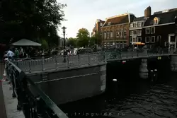 Пересечение канала Принцев и Лейденского канала (<span lang=nl>Prinsengracht en Leidsegracht</span>)