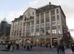 Здание магазина «Пик энд Клопенбург» (<span lang=en>Peek and Cloppenburg</span>) — первые 3 этажа, и музея восковых фигур мадам Тюссо — верхние 2 этажа