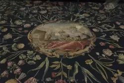 Скатерть для стола — Максимилиан ван де Гюхт — скатерти с цветочными узорами были специализацией ряда голландских гобеленовых мастерских. Фигура в центре — богиня Флора