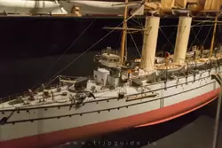Модель крейсера «Noord-Brabant» — бронированные до ватерлинии корабли защищали как снаряды, так и моряков. Это 5-й корабль и 6-ти в серии, выпущенных в 1900-м 