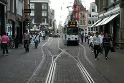 Трамвайные пути раздваиваются только на остановках
