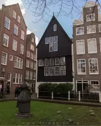 Деревянный дом в Амстердаме — построен в 1470 году. Это один из двух старинных деревянных домов, которые сохранились в городе несмотря на пожары