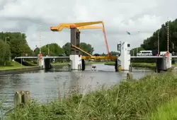 Современный разводной мост с противовесом в Голландии, Ватерланд