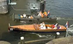 Дорогие катера и военные лодки — все участвуют в празднике
