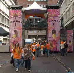 Дискотека на гей улице Рехулизбрейстраат (<span lang=nl>Reguliersbreestraat</span>)