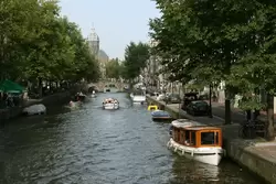 Канал Аудезяйтс Форбургвал (<span lang=nl>Oudezijds Voorburgwal</span>)
