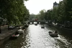 Канал Аудезяйтс Форбургвал (<span lang=nl>Oudezijds Voorburgwal</span>)