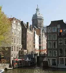 Небольшой канал Аудезяйтс Колк (<span lang=nl>Oudezijds Kolk</span>) и церковь Святого Николая