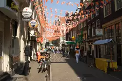 Улица Зейдяйк (<span lang=nl>Zeedijk</span>) — украшения к Дню королевы