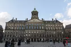 Королевский дворец в Амстердаме — бывшая ратуша стала дворцом только во время оккупации Нидерландов Наполеоном, который поселил в здание своего брата Луи Бонапарта