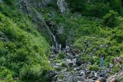Водопад Поликаря — население карабкается по камням, несмотря на запрещающие таблички
