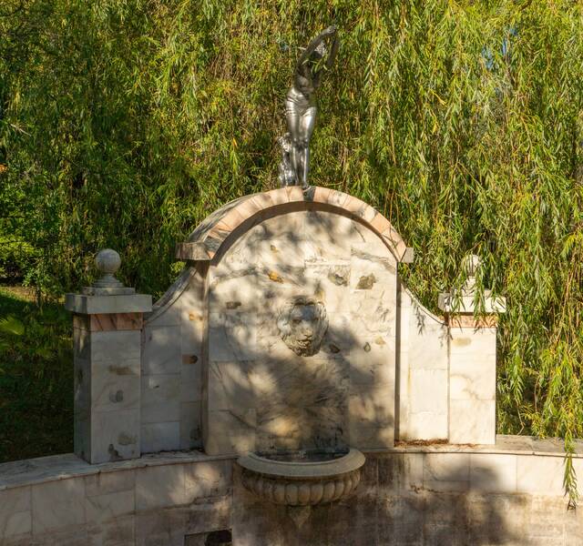 Бассейн «Купальщица» в парке Дендрарий в Сочи