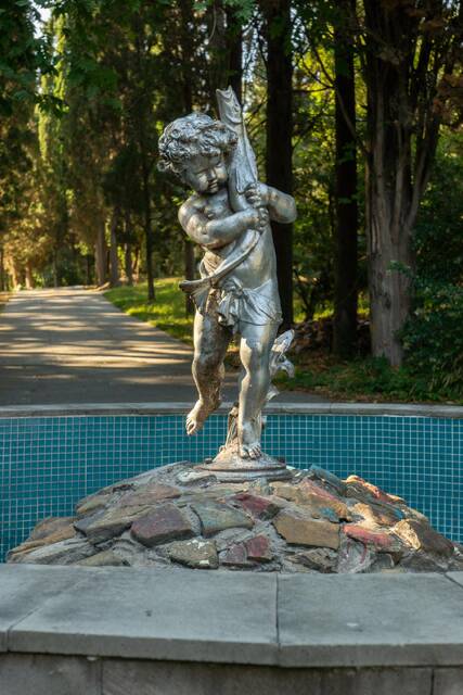 Фонтан «Мальчик с рыбкой» выполнен по мотивам скульптуры 15 века «Мальчик с щукой» Андреа Верроккьо