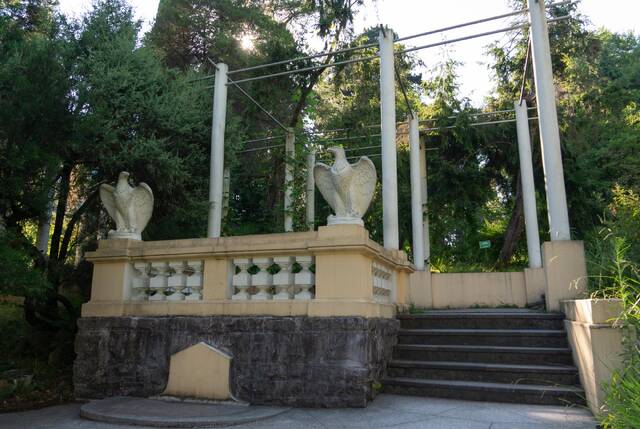 Пергола с орлами в парке Дендрарий в Сочи