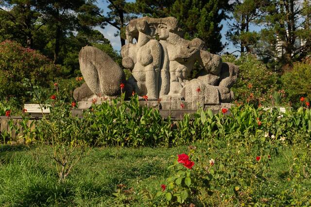 Скульптура «Адам и Ева» в Нижнем парке Дендрария Сочи
